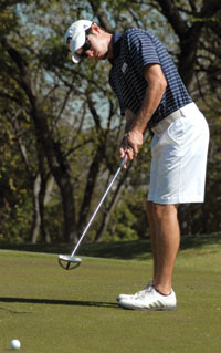 Zack Reeves putts